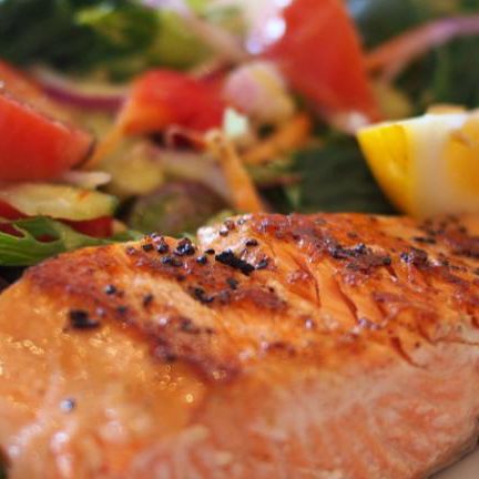 Stegt laks med grøntsager