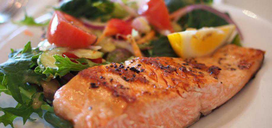 Stegt laks med grøntsager