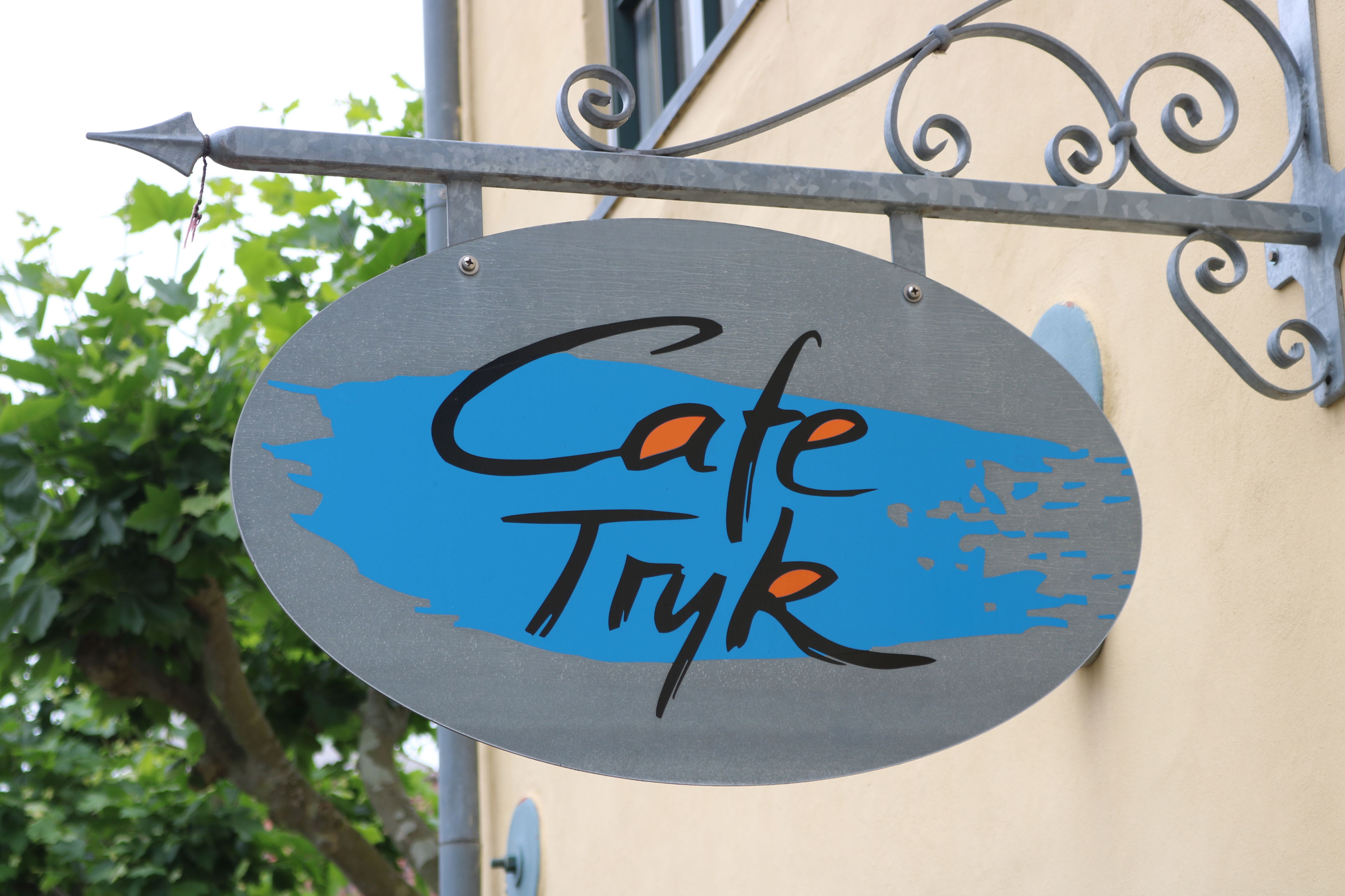 Skilt med navnetræk over Cafe Tryks indgang