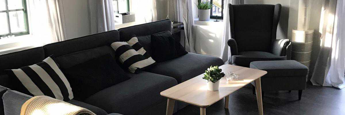 Interiør fra Bykollegiet med sofa, bord og lænestol