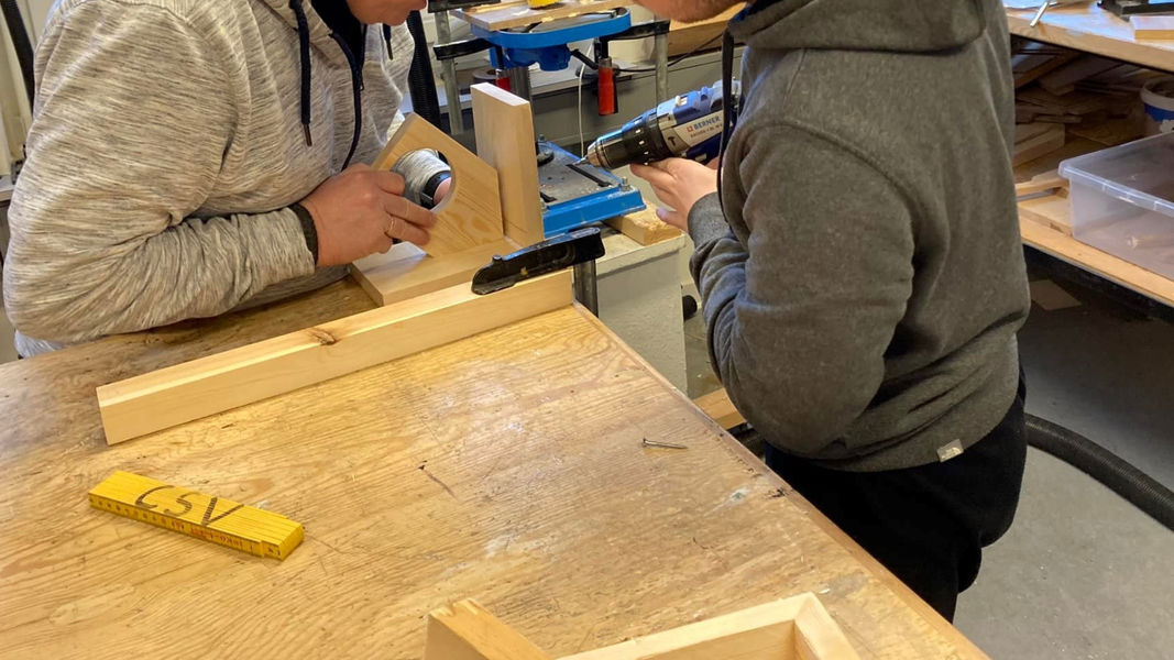 Der arbejdes på et fuglehus i træværkstedet