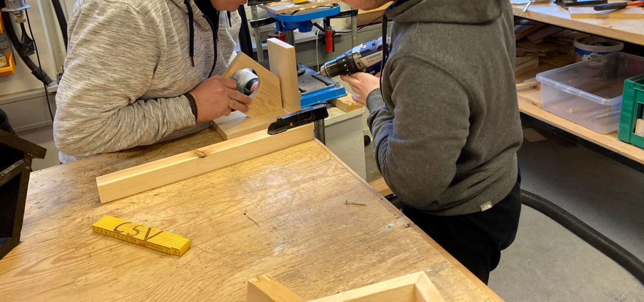 Der arbejdes på et fuglehus i træværkstedet