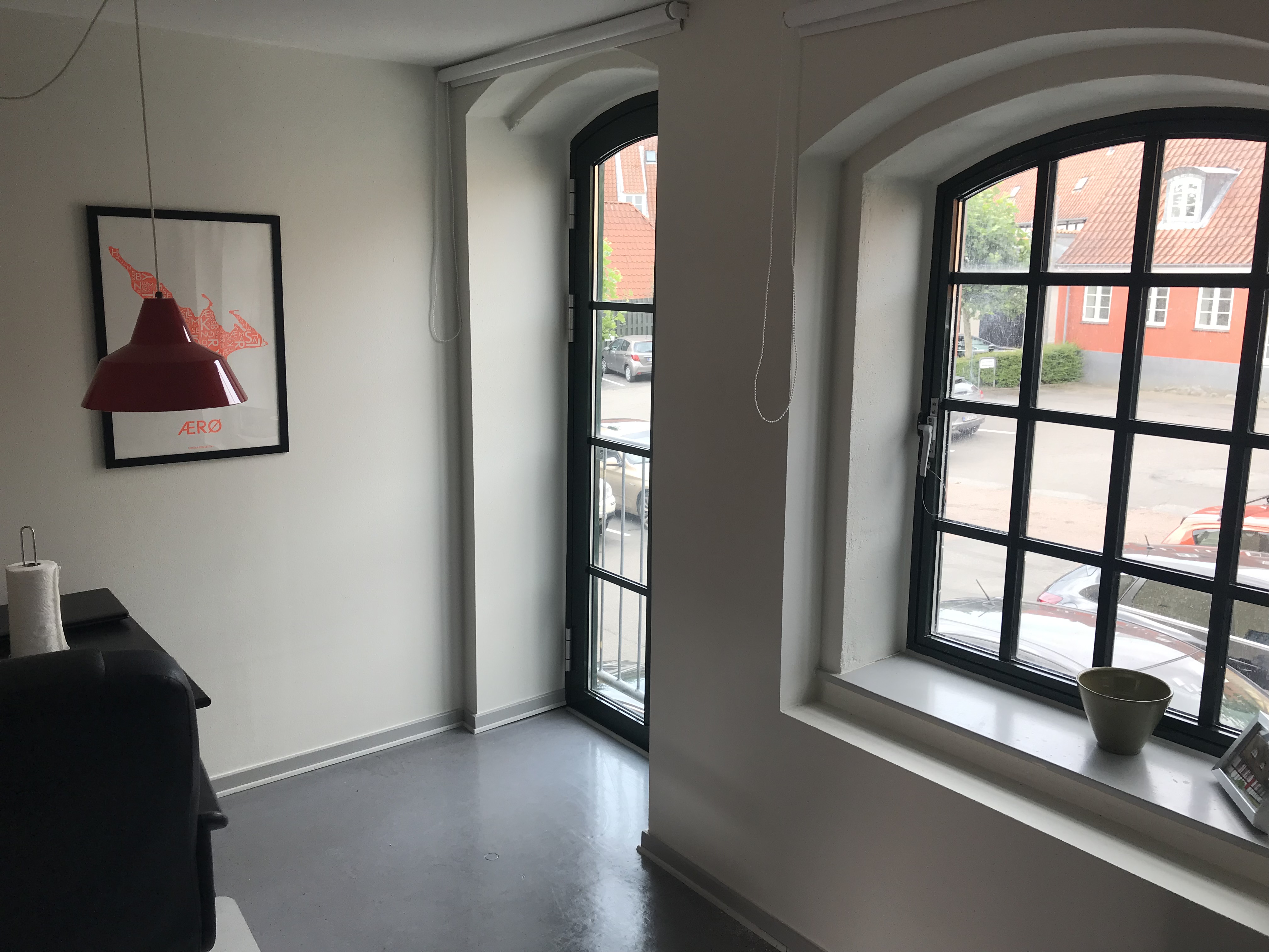 Foto 1 af kollegieværelse på Jernbanegade kollegiet, vindue i stue